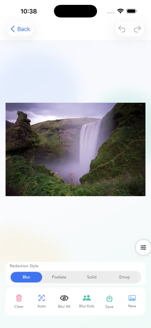 Blur Me App Store screenshot showing the photo editor